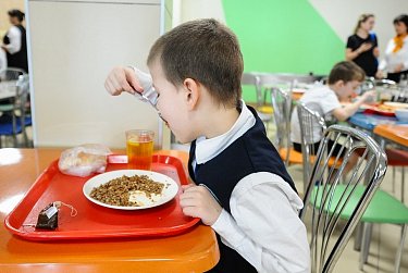 Геннадий Аверьянов: «Бесплатное горячее питание для учеников младших классов – серьезная поддержка для семей»